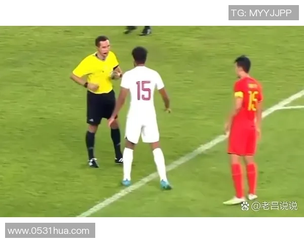 全场观众热情追逐足球明星在比赛中遭遇疯狂围攻的精彩瞬间