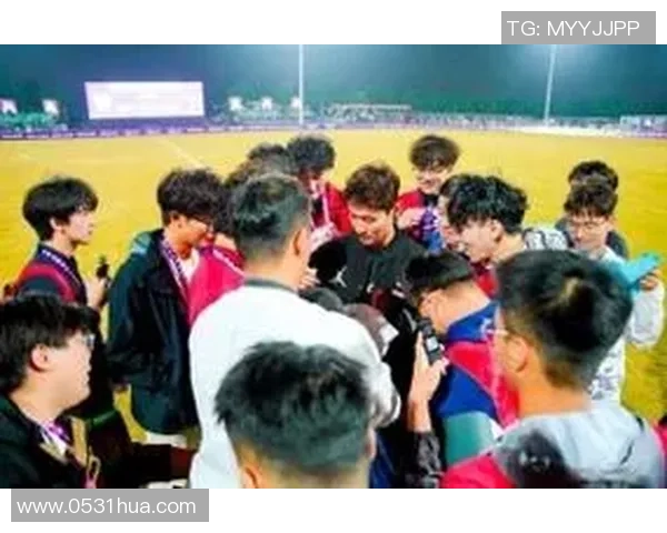 足球明星亲临活动现场与球迷互动共庆足球盛宴欢乐无限