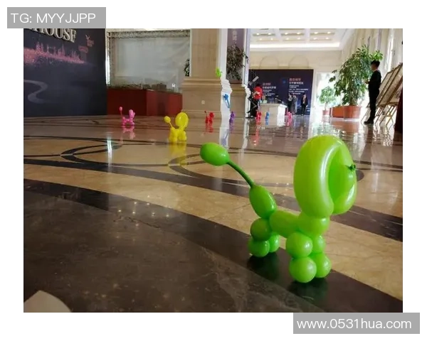 足球明星气球造型艺术创作展现球场魅力与童趣结合的奇妙世界