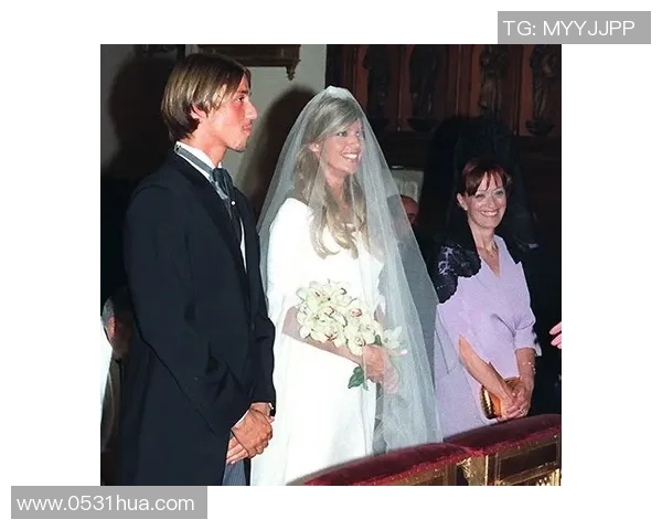 足球明星与妻子甜蜜合影展现幸福生活瞬间 足球明星与妻子甜蜜合影展现幸福生活瞬间