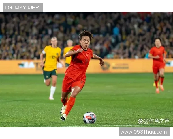 当足球明星的女友也是闪耀明星时的浪漫与挑战